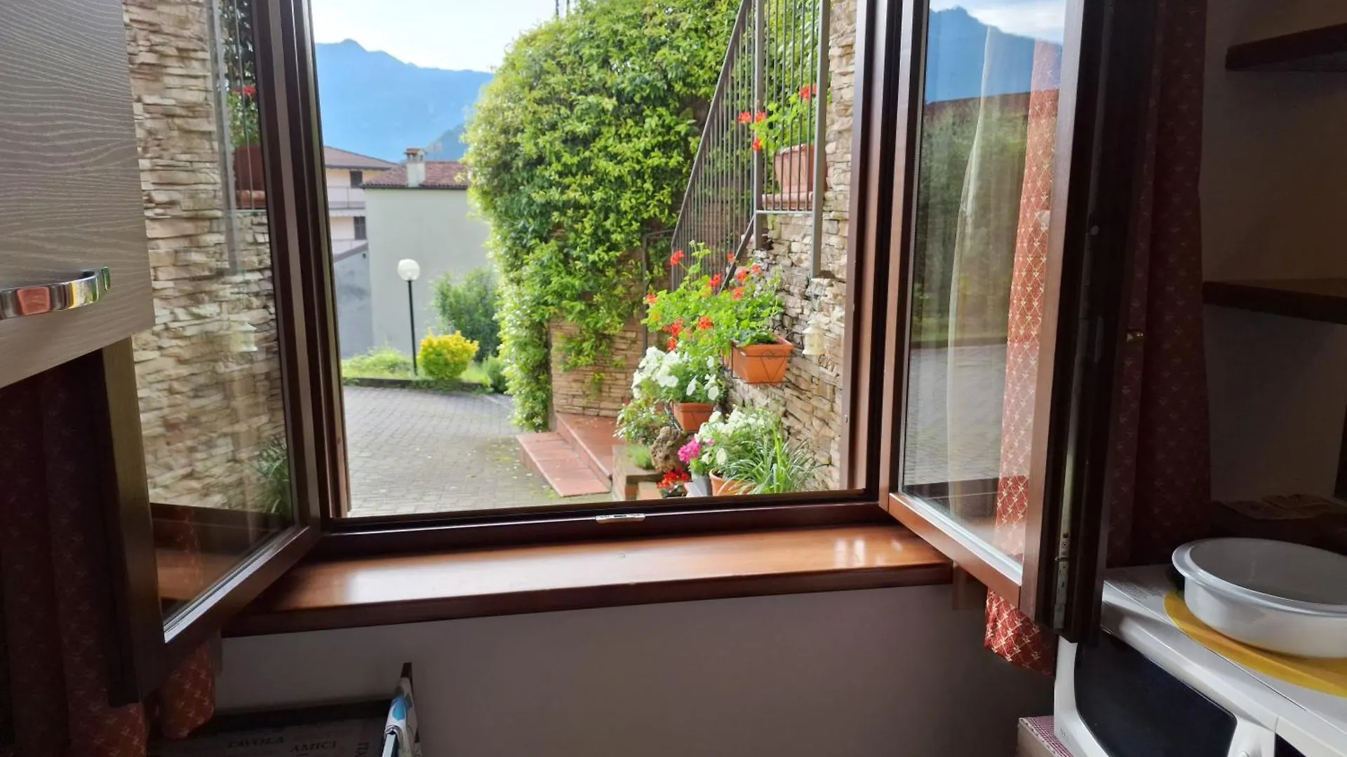 ヴァルマドレーラ Relais Garden Lecco Bed & Breakfast